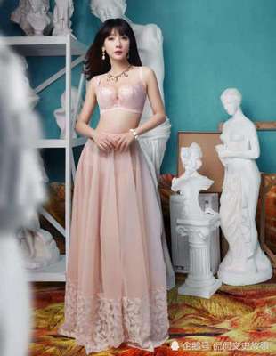 柳巖時(shí)尚演繹內(nèi)衣風(fēng)采，多色蕾絲盡顯優(yōu)雅與性感